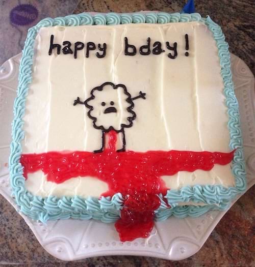Gâteau rectangulaire avec un bonhomme et une ligne rouge, texte "happy bday!".