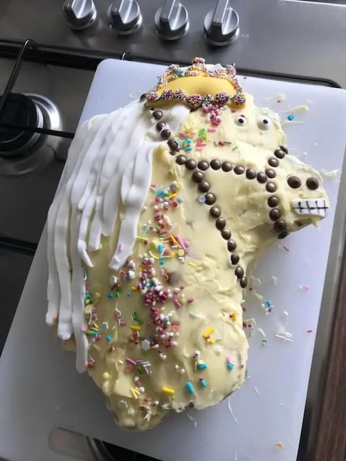 Gâteau à la forme de cheval avec décoration excentrique, finition inégale.