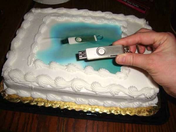 Gâteau bleu clair avec des clés USB flottant dans un gel transparent.
