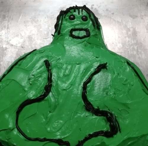 Un gâteau vert vif représentant maladroitement Hulk.