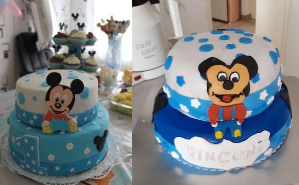 Gâteau avec visage de Mickey Mouse, couleur bleue avec taches blanches, mal proportionné.