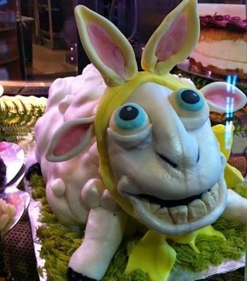 Un gâteau ressemblant à un animal fantastique avec des oreilles de lapin.