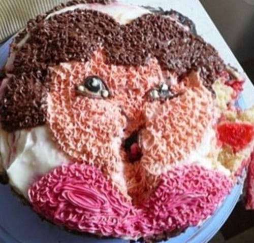 Gâteau à l'effigie d'une fille aux traits grossiers et colorés.