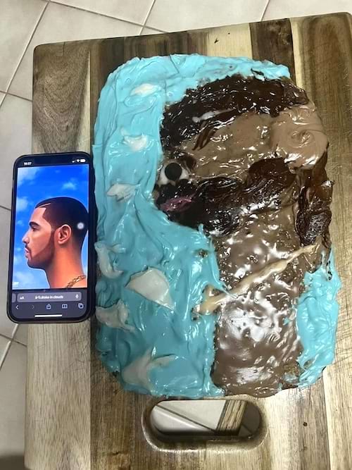 Tentative ratée de gâteau à l'effigie de Drake, comparaison avec photo originale, résultat déformé.