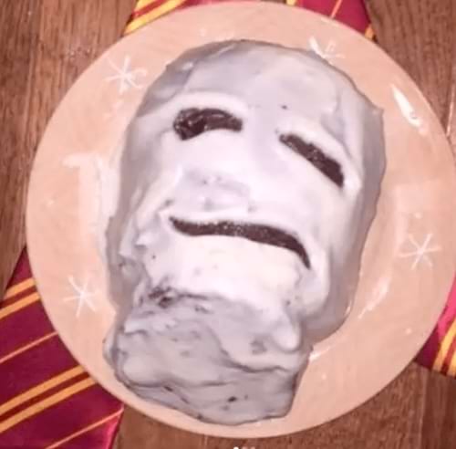 Un gâteau ressemblant vaguement à Voldemort, aux traits étrangement répartis.