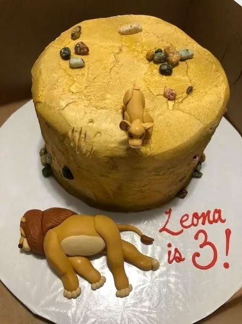 Gâteau Le Roi Lion, avec Simba et Mufasa modélisés, finition peu réaliste.
