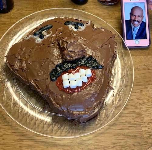 Gâteau en forme de cœur avec le visage de Steve Harvey dessiné dessus.
