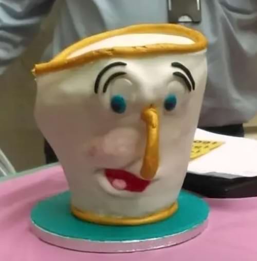 Un gâteau conçu pour ressembler à une tasse de Disney, avec des traits étranges.
