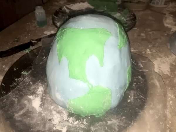 Un gâteau en forme de globe terrestre, avec des continents disproportionnés.