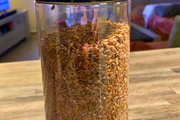 Un bocal de graines de lin, connues pour leur richesse en fibres.