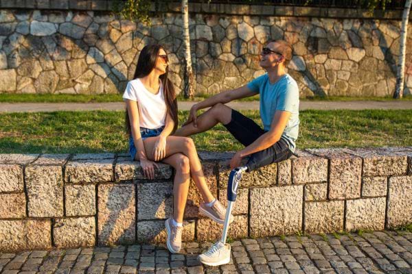 Un homme et une femme riant ensemble dans un restaurant, dans une atmosphère décontractée.