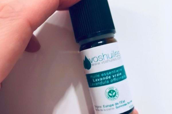 Flacon d'huile essentielle de lavande vraie avec certification biologique.