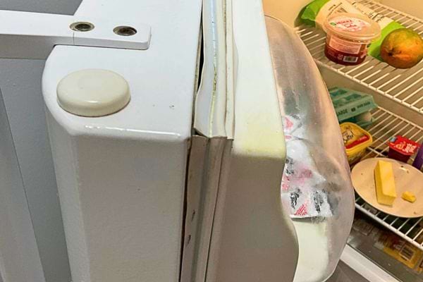 Unten an der Kühlschranktür befindet sich Kondenswasser, was auf ein Dichtungsproblem hinweist.