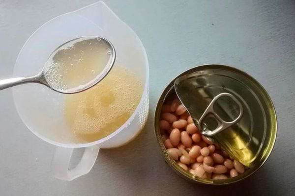 Aquafaba dans un pichet avec une cuillère.