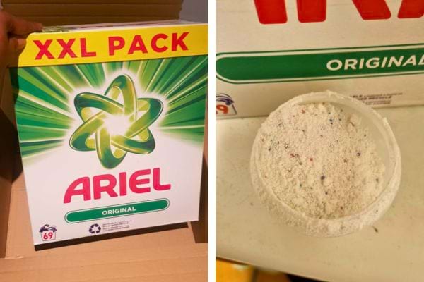 Boîte de lessive en poudre avec couvercle ouvert montrant le contenu.