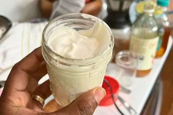 Pot de mayonnaise maison à base d'aquafaba.
