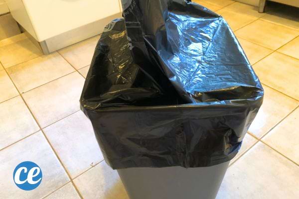Mettre un sac poubelle sur une poubelle rectangulaire