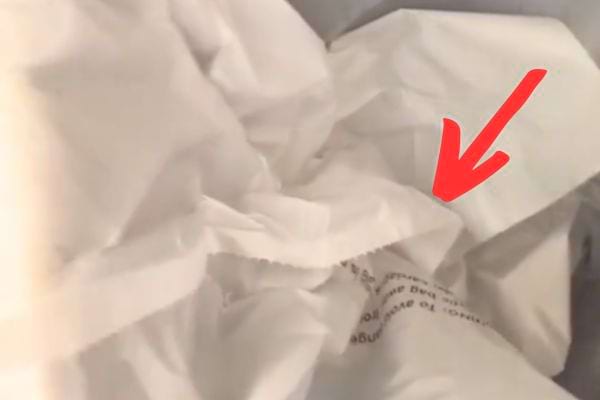 un sac poubelle mis  sur une poubelle