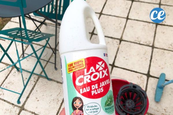 de la javel pour nettoyer une terrasse en pierre naturelle
