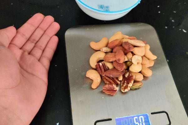 Des noix pesées sur une balance, bonnes pour la digestion.