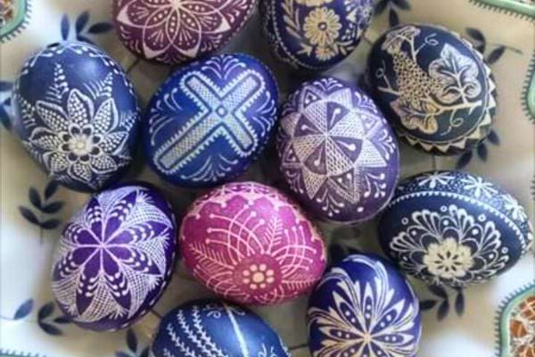 Collection d'œufs de Pâques décorés dans des tons de violet et bleu.