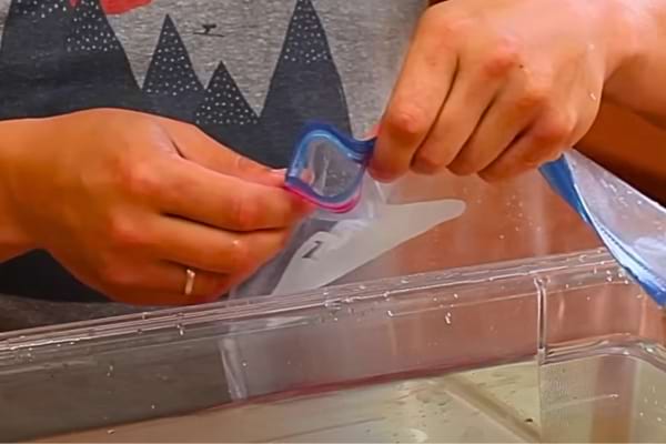 un trou laissé dans le sac permet à l'air de s'évacuer pour faire un emballage sous vide