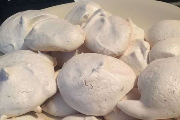 Meringues vegan sur un plat.