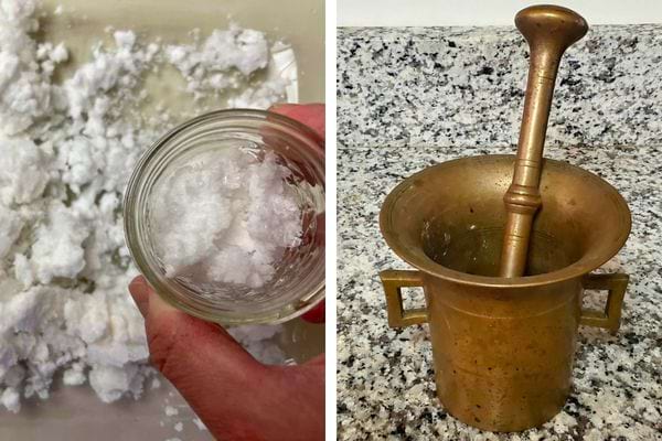 Neige carbonique dans un verre pour nettoyer le cuivre.