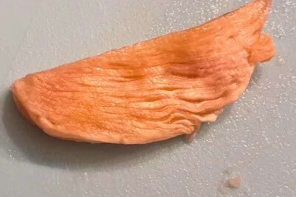 Poulet décongelé sur plan de travail