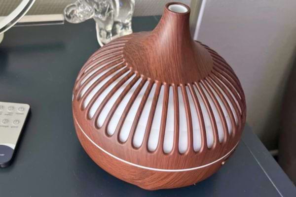 Un diffuseur d'arômes moderne en bois sur une table.