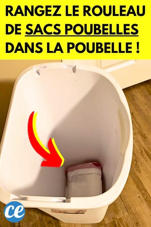 Un rouleau de sacs poubelle qui est rangé dans le fond de la poubelle blanche