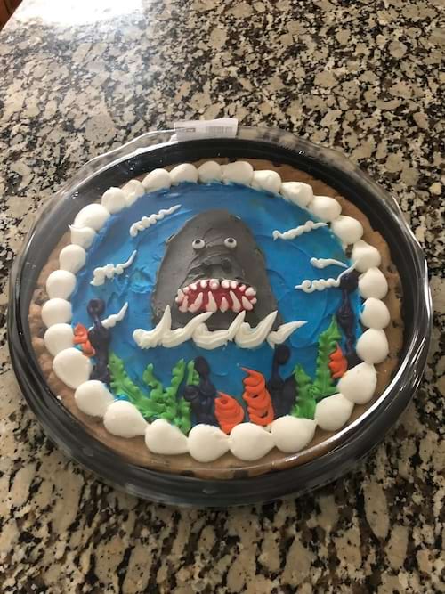 Gâteau cookie décoré en requin, tentatives de détails marins, résultat peu convaincant.