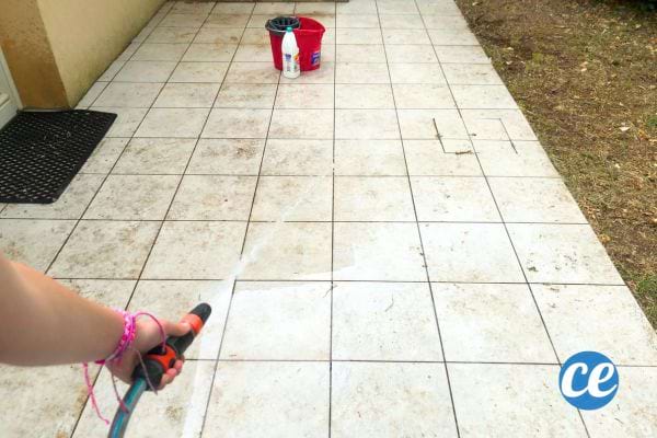une terrasse en carrelage rincée au jet d'eau