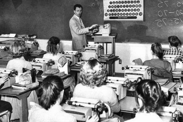 Cours de dactylographie dans les années 60