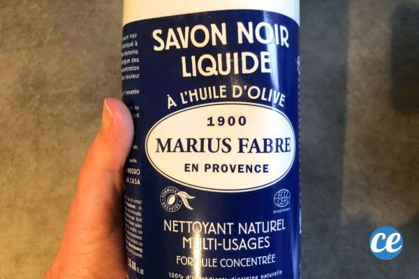 Bouteille de savon noir liquide à l'huile d'olive, pour recette de nettoyant naturel multi-usage.