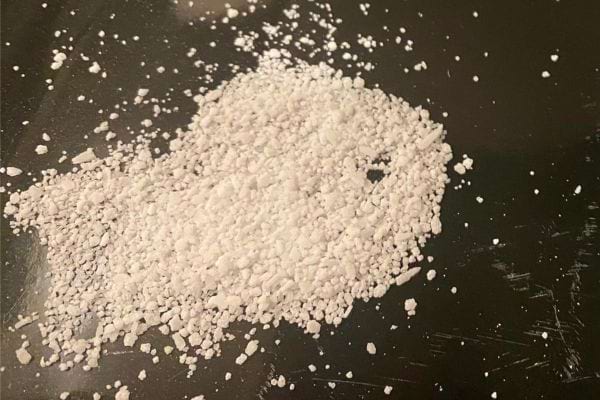 Tas de gros sel sur une surface noire pour un usage de protection.