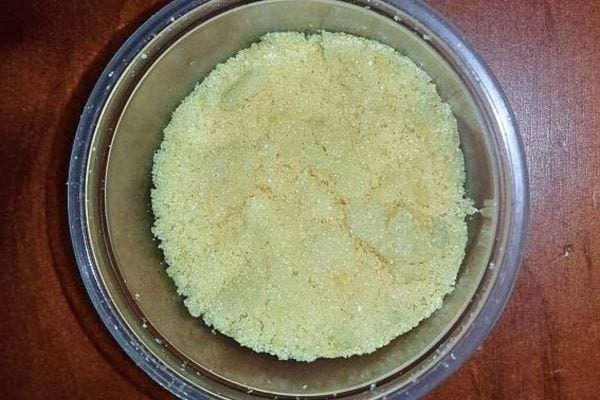 Coupelle contenant du sel de couleur jaune clair.