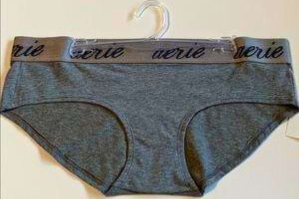Culotte en coton gris avec la marque "Aerie" répétée sur la ceinture élastique.