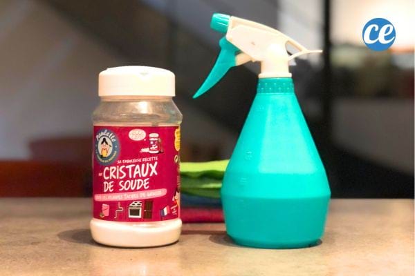 Spray bleu avec cristaux de soude à côté, pour recette de nettoyant multi-usages.