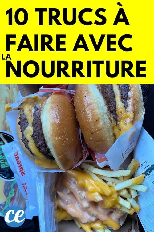 Deux burgers avec des frites et du fromage liquide  