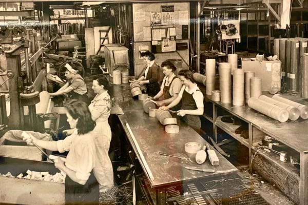 Ouvrières dans une usine des années 40