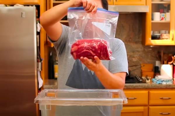 Un morceau de viande mis sous vide sans machine