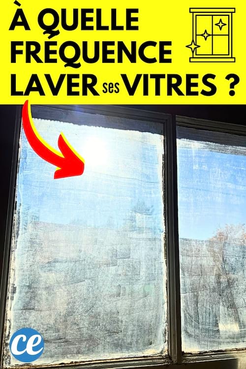 Une vitre très sale dans une maison qui a besoin d'être nettoyée plus souvent
