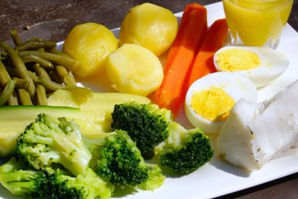 Aïoli avec légumes et œufs, pour une touche provençale à votre table de brunch.