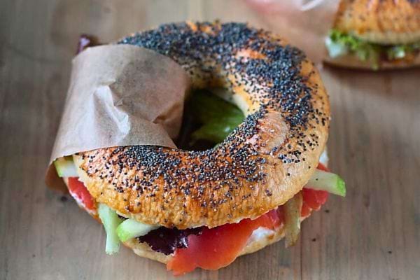 Bagel au saumon et fromage frais.