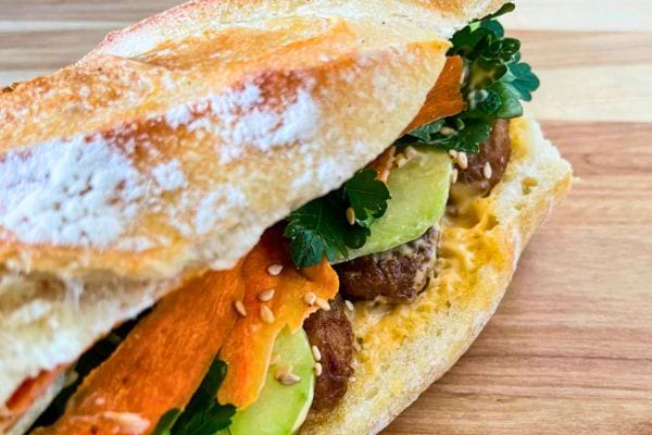 Banh mi vietnamien sur planche de bois.