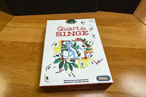 Boîte du jeu "Quartet de Singe" sur une table.