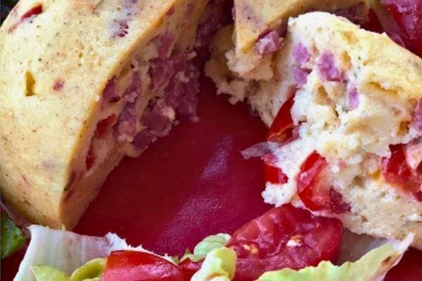 Bowlcake salé au bacon, idéal pour un déjeuner sur le pouce.