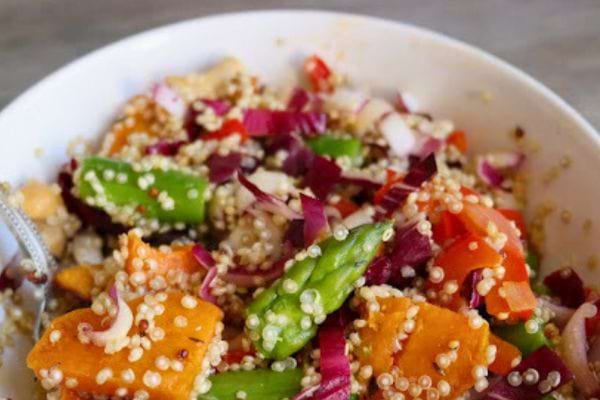 Buddha bowl coloré avec légumes, quinoa, et graines de sésame.