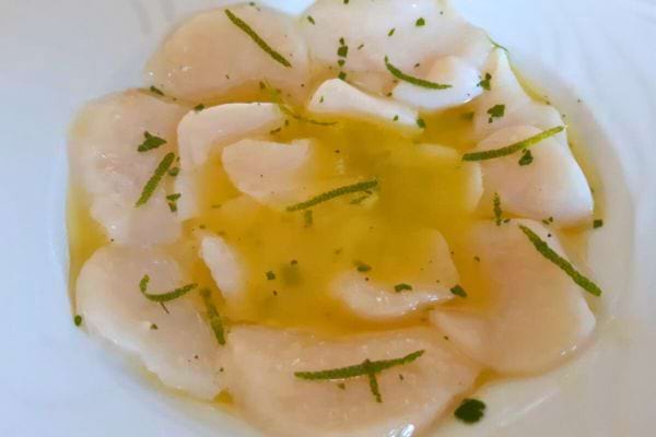 Carpaccio de Saint-Jacques, arrosé d'huile d'olive et de zestes de citron